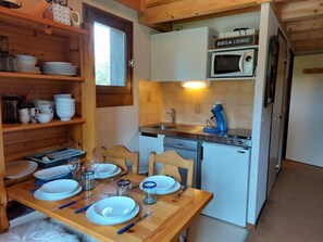 Kühlschrank, Geschirrspüler, Toaster, Kochgeschirr/Geschirr/Besteck