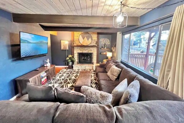 Een televisie en een open haard