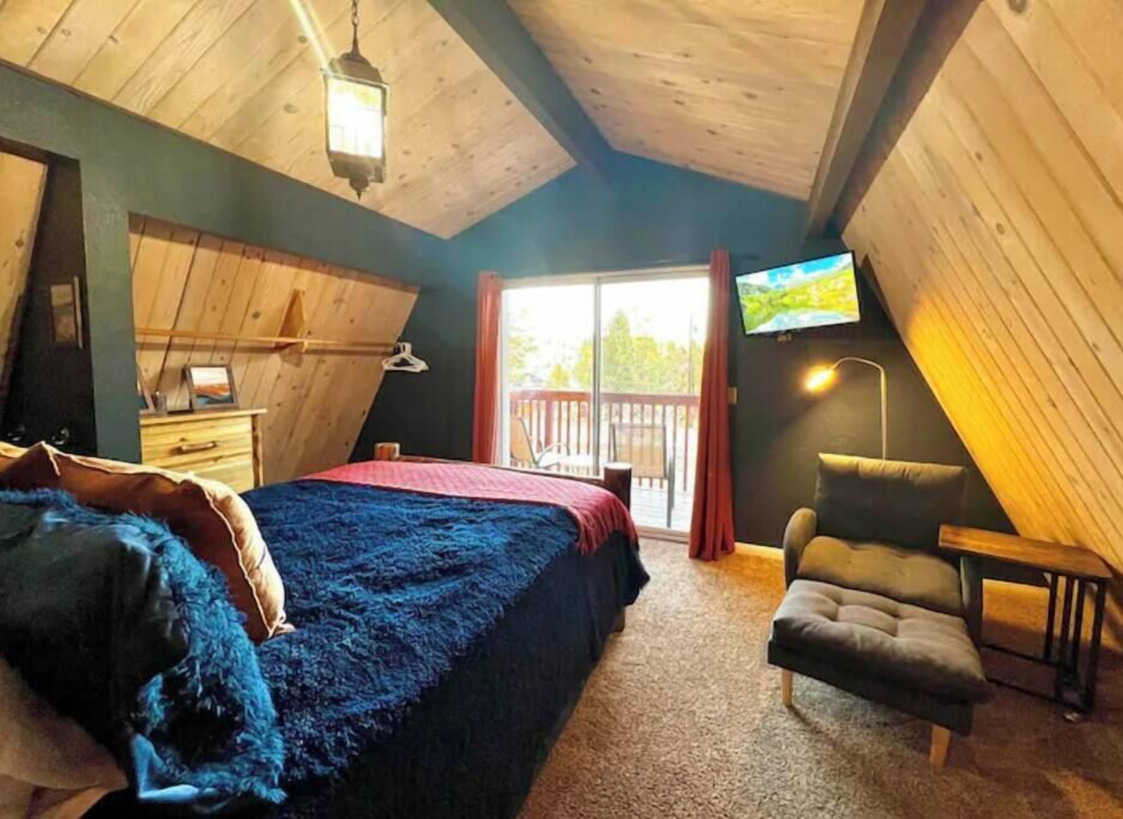 2 bedrooms, desk, iron/ironing board, WiFi