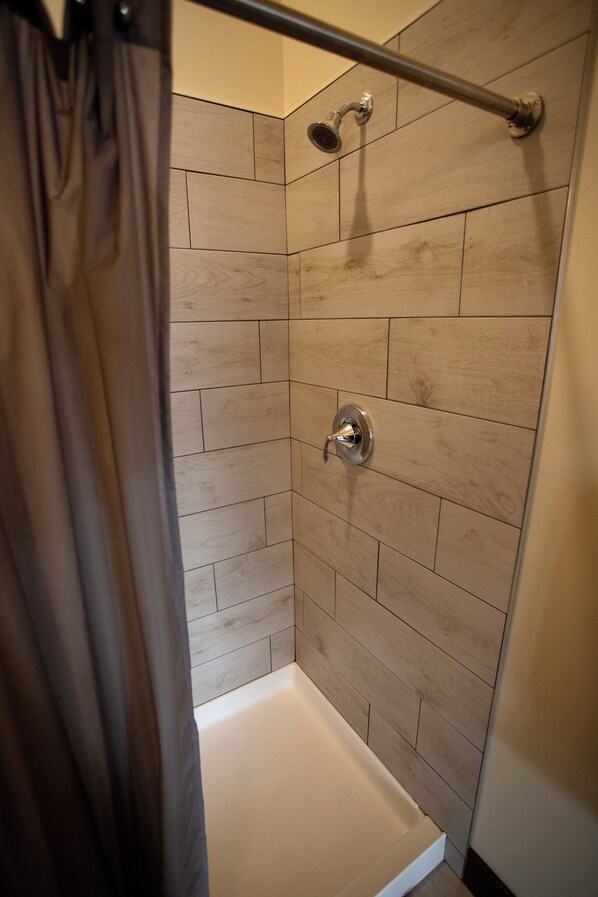 Douche, sèche-cheveux, serviettes fournies, savon