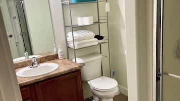 Dusche, Haartrockner, Handtücher, Seife