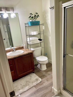Shower, hair dryer, towels, soap - Cozy One Bedroom Apartment in Sheridan (Sheridan)