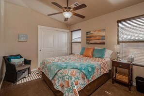 3 bedrooms, iron/ironing board, WiFi, bed sheets - beautiful private home has 3 bedrooms and 2 full bathrooms with spacious garage. (Washington)