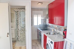 Kühlschrank, Mikrowelle, Ofen, Herdplatte