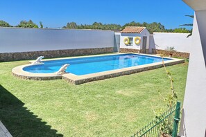 Unclassified image, 3 of 18, button