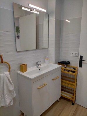 Sèche-cheveux, serviettes fournies