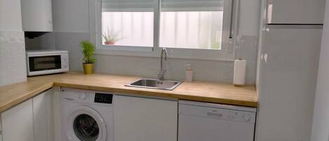 Kühlschrank, Mikrowelle, Geschirrspüler