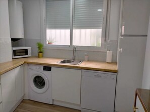 Réfrigérateur, micro-ondes, lave-vaisselle, cafetière/bouilloire