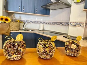 Réfrigérateur, micro-ondes, plaque de cuisson, lave-vaisselle