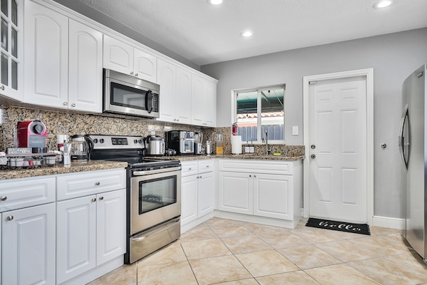 Refrigerador con freezer, microondas, horno, placa de cocina