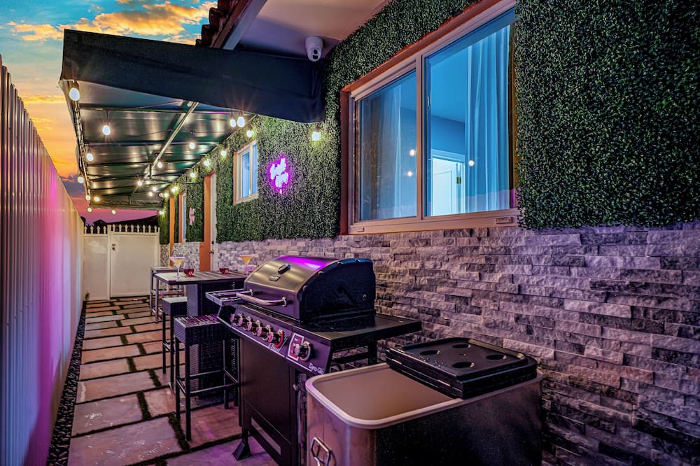 4 to 23 Guests GameRoom 2 Kitchens BAR BBQ