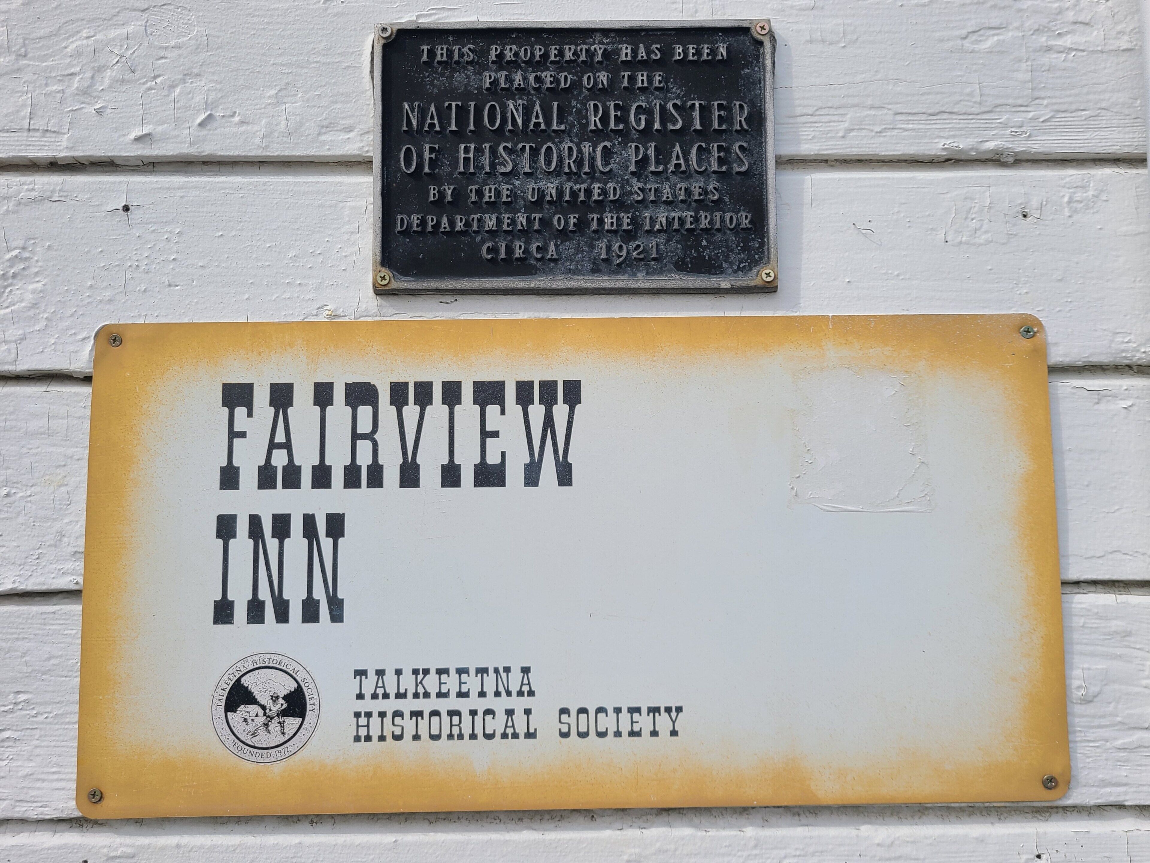 Letrero del Fairview Inn, indicando que es un sitio histórico registrado en el Registro Nacional de Lugares Históricos.