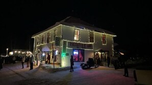 A building with a flat roof, multiple windows, and a sign above the entrance. - Fairview Inn (Talkeetna)