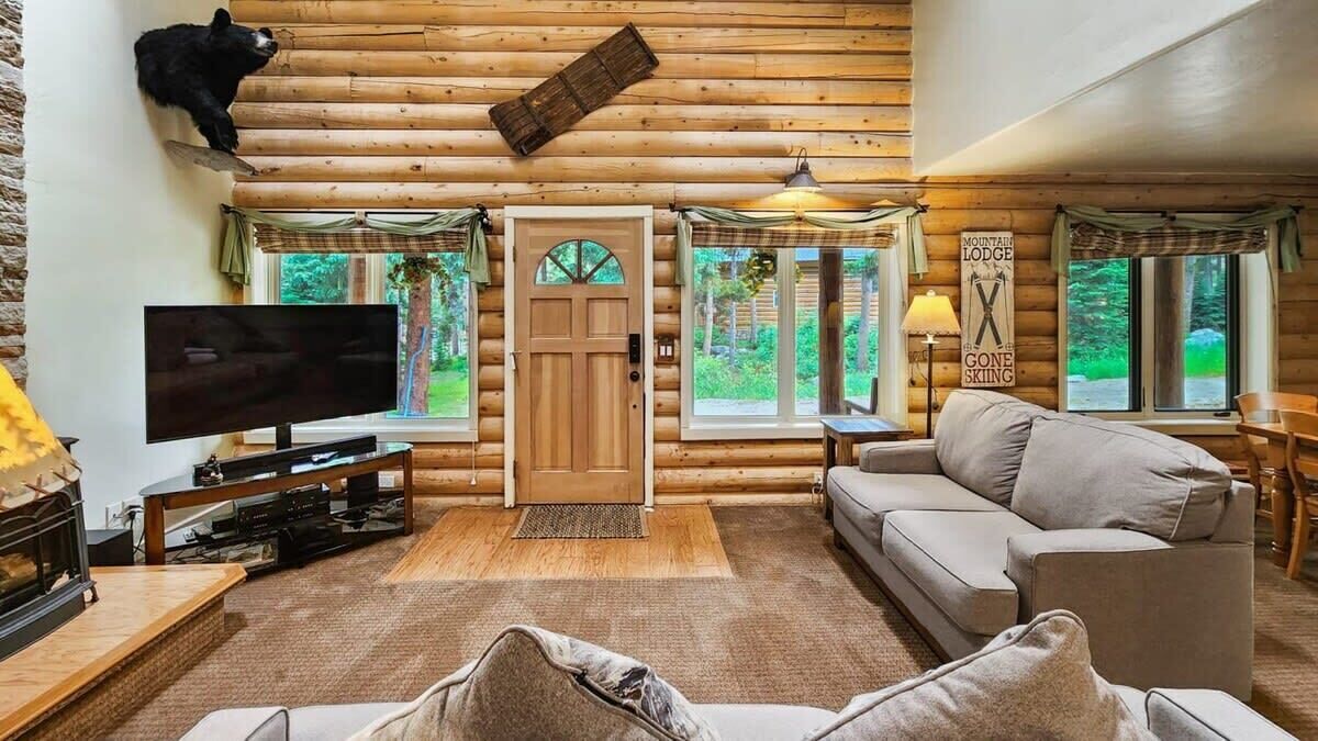 TV, fireplace, DVD player, stereo