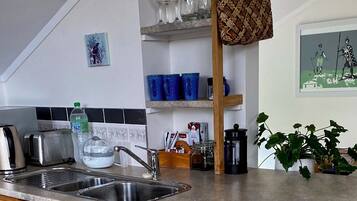 冷蔵庫、電子レンジ、コーヒー / ティーメーカー、電気ポット