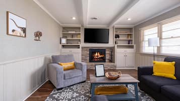 Smart TV, fireplace
