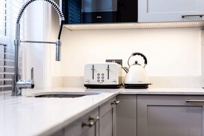 Frigorífico, microondas, horno y placa de cocina
