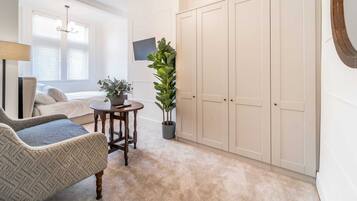 2 bedrooms, desk, iron/ironing board, WiFi