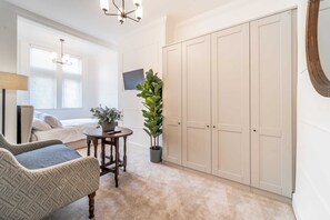 2 soverom, skrivebord, strykejern/-brett og wi-fi