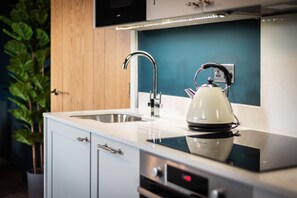 Kjøleskap, mikrobølgeovn, ovn og kokeplater