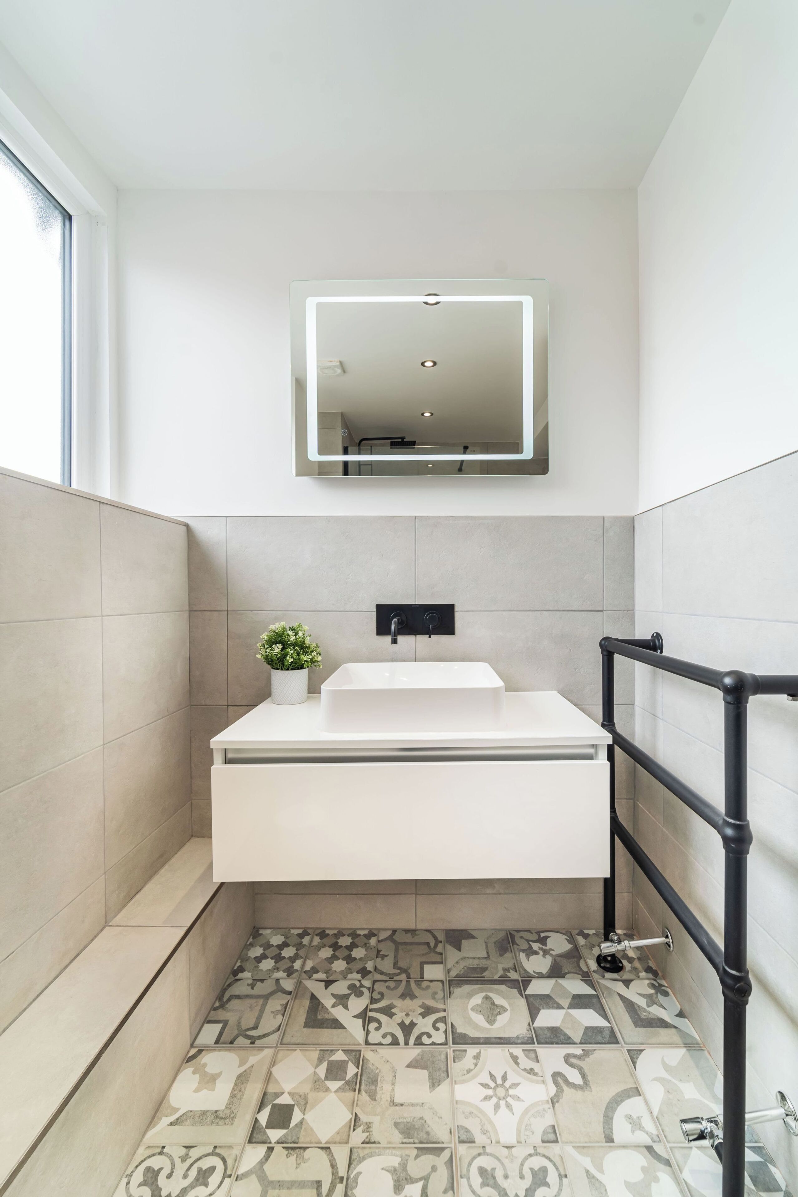 Shower, hair dryer, shampoo