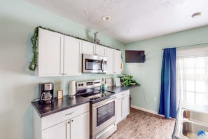 Kühlschrank, Mikrowelle, Ofen, Herdplatte