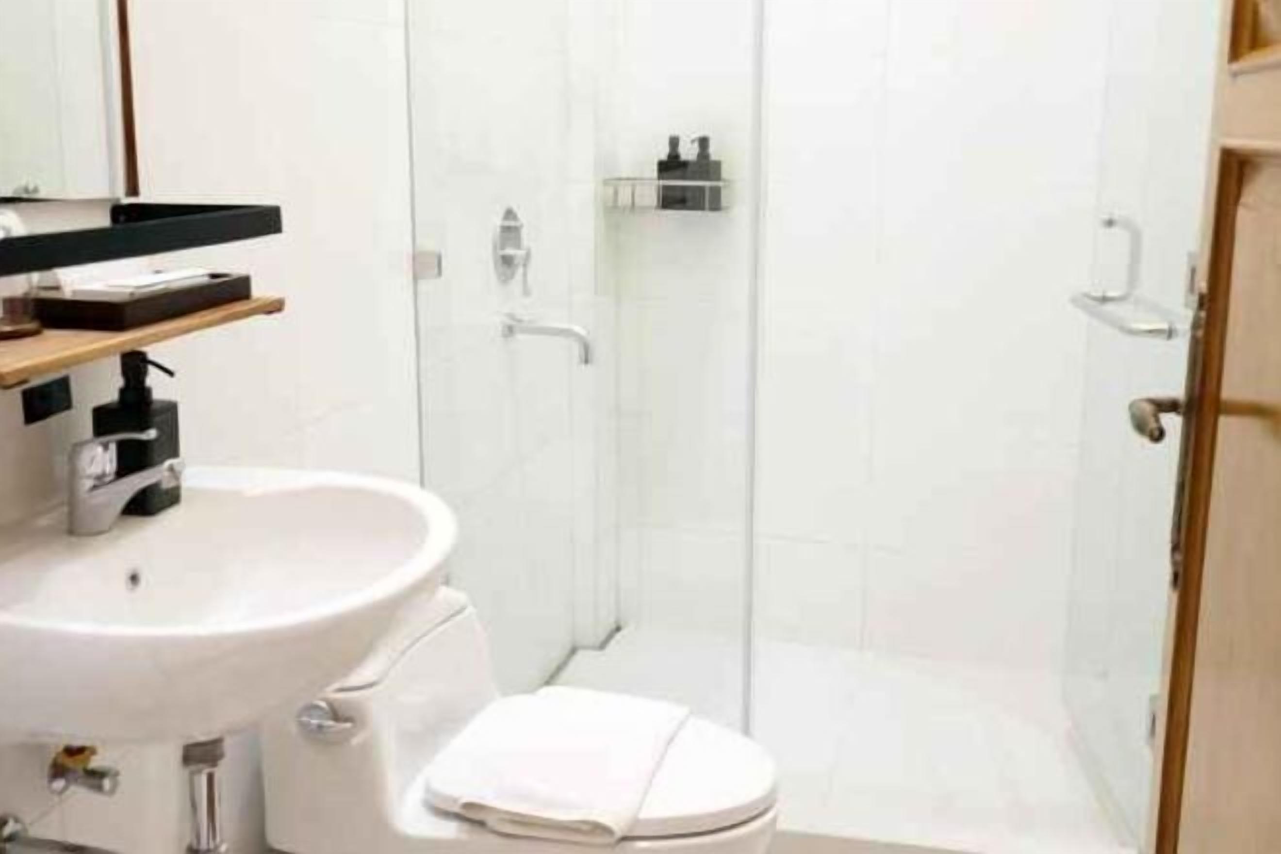 Baño | Ducha, secador de pelo, zapatillas y bidé