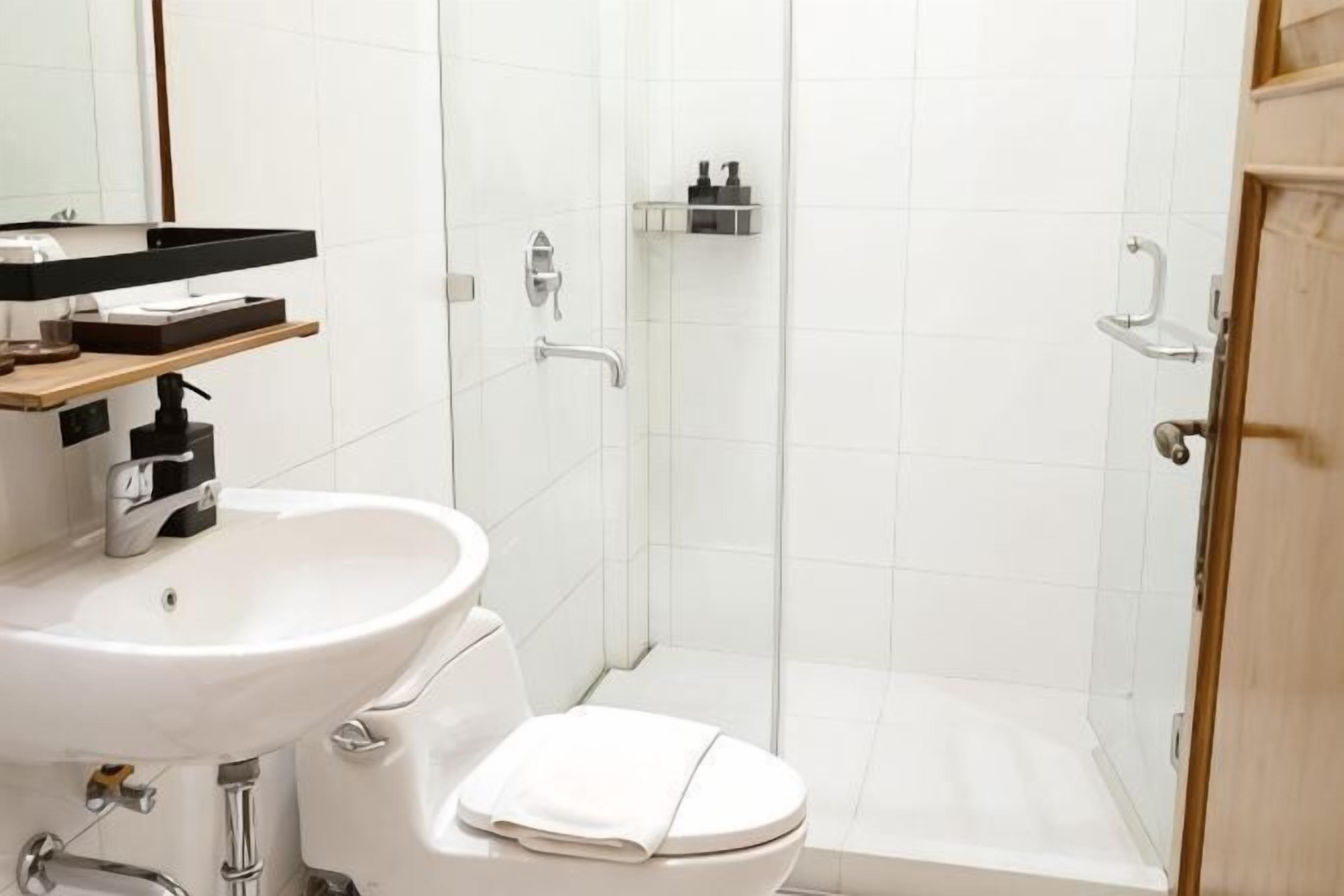 ห้องน้ำ | ฝักบัว, ไดร์เป่าผม (มีให้บริการตามคำขอ), รองเท้าสวมภายในห้อง
