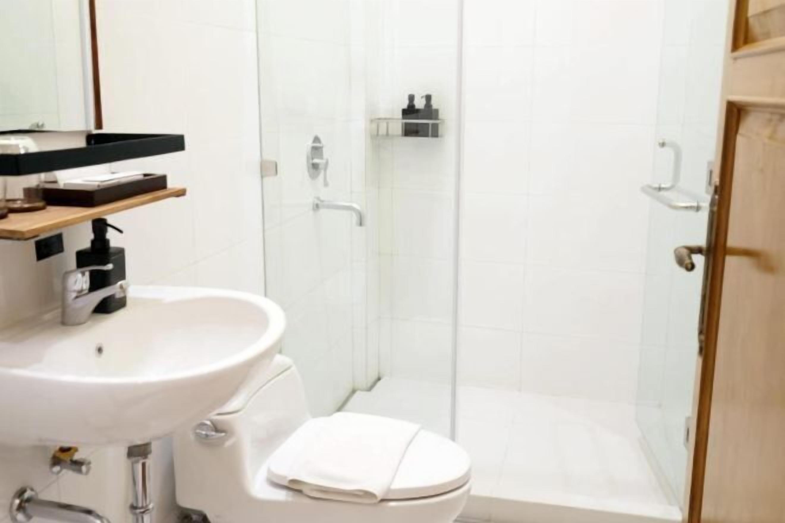 Bad | Dusj, hårføner, tøfler og bidé