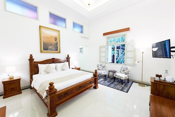 Rom – deluxe | Safe på rommet, skrivebord, strykejern/-brett og wi-fi (inkludert)