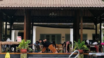 Kolam renang outdoor, dengan payung kolam renang dan kursi berjemur
