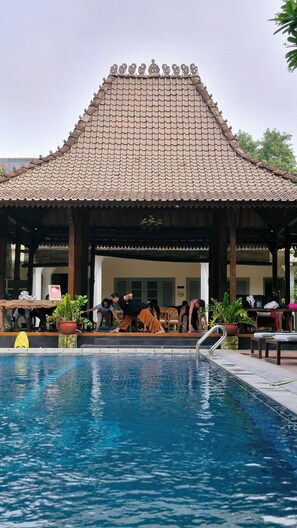 Outdoor pool, pool umbrellas, sun loungers - Tirtodipuran Hotel (Yogyakarta)