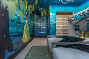 5 bedrooms, desk, iron/ironing board, travel cot