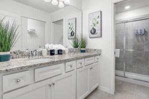 Badewanne, Haartrockner, Bidet, Handtücher