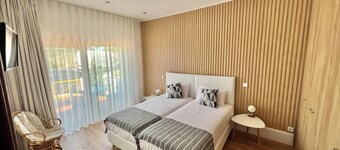 THE CORNER OF THE RIA