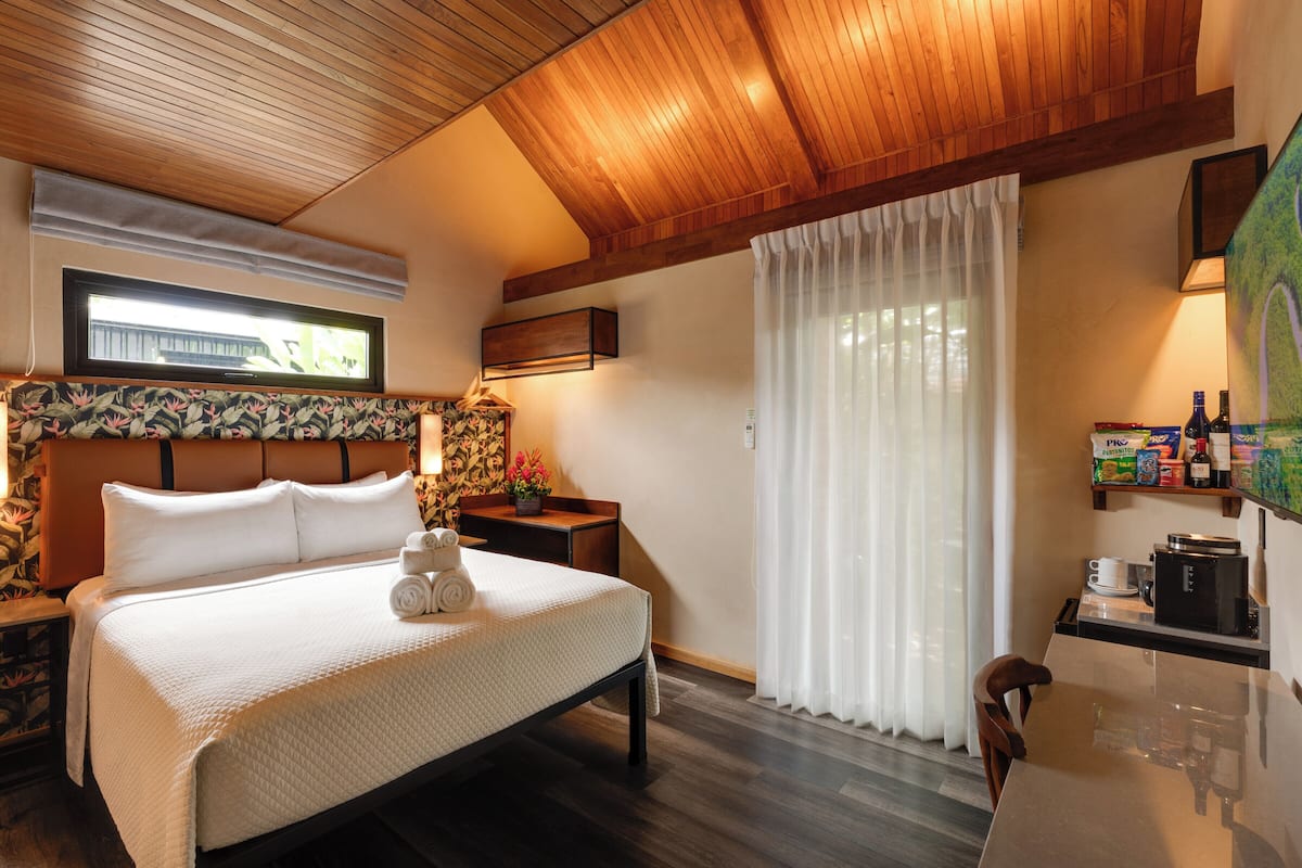Premium bedding, minibar, in-room safe, iron/ironing board (on request)