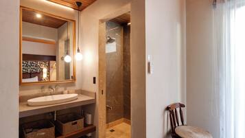 Design Room | Bathroom | Shower, rainfall showerhead, free toiletries, hair dryer