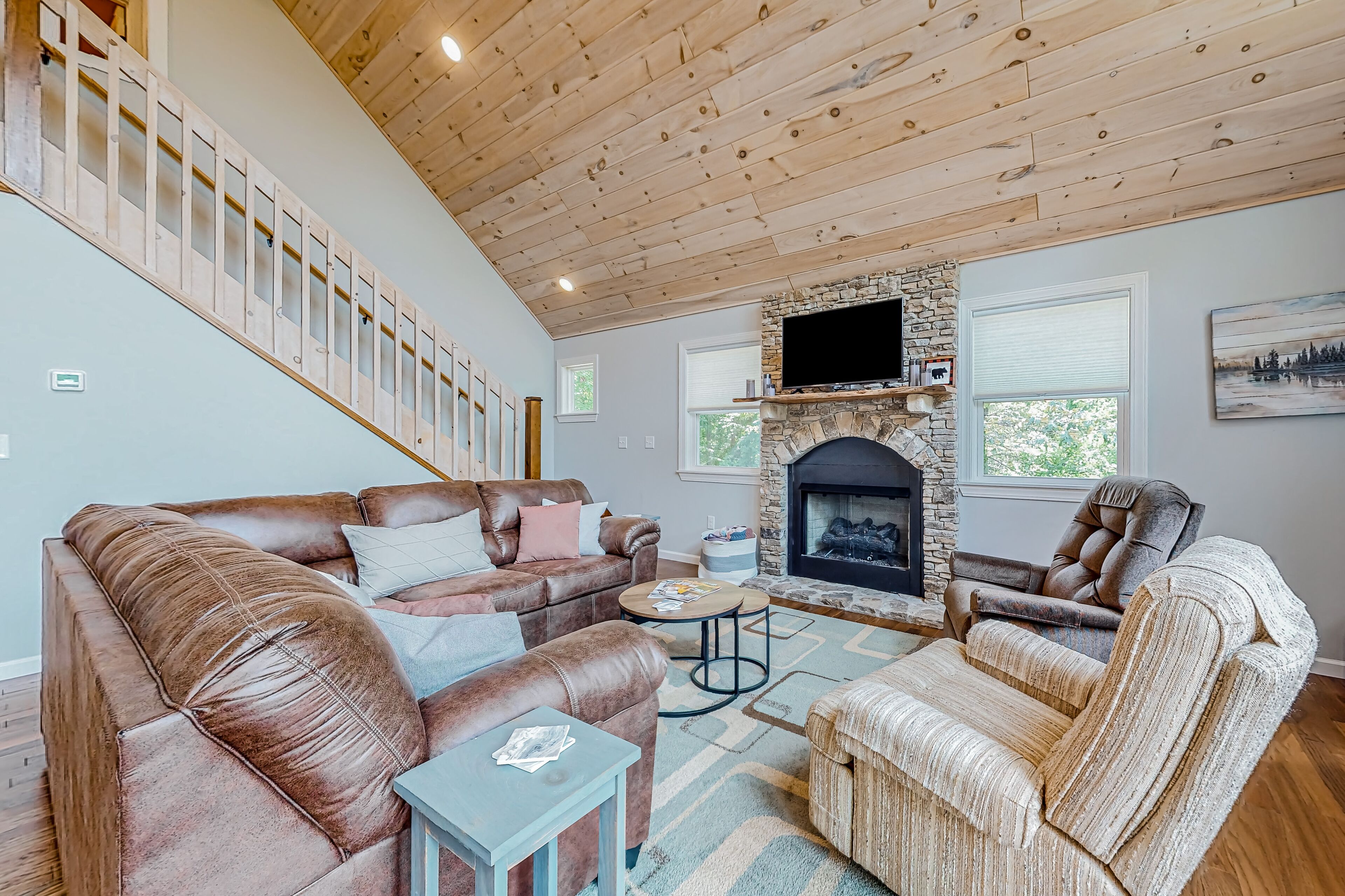 Quiet & cozy mountain retreat with amazing views, 2 decks, fireplace & firepit