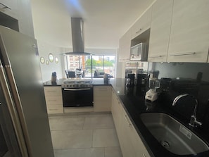 Geladeira, micro-ondas, fogão, cooktop