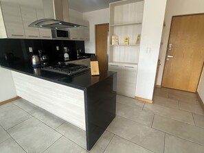 Refrigerador, microondas, horno, placa de cocina