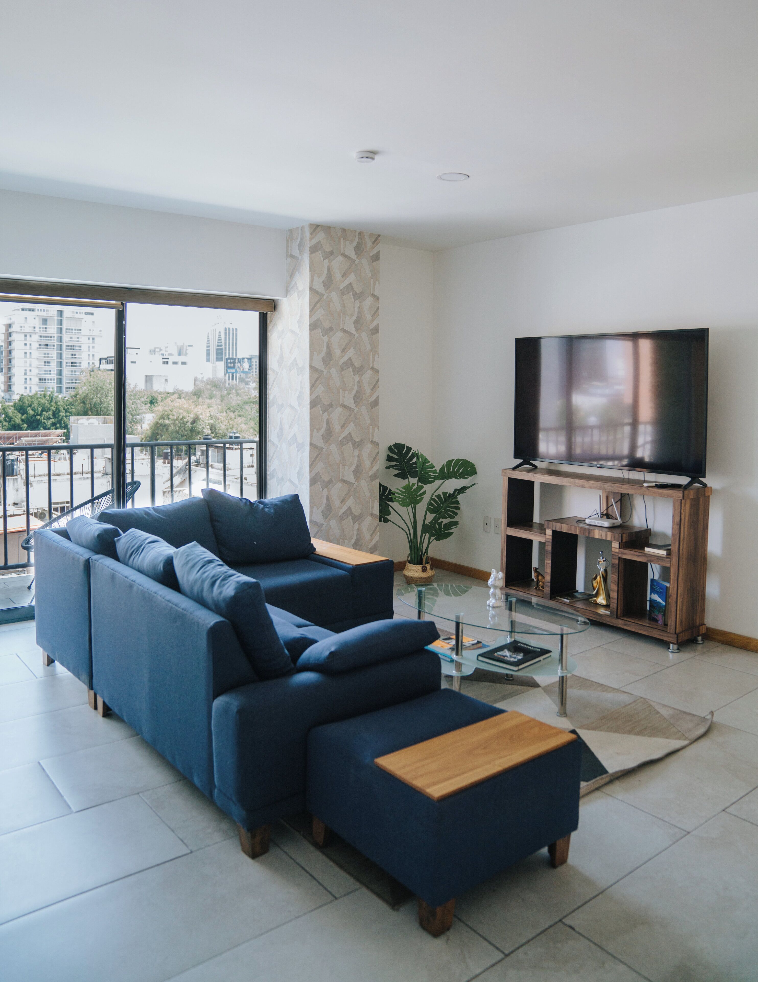 Smart TV, mesa de ping pong, libros