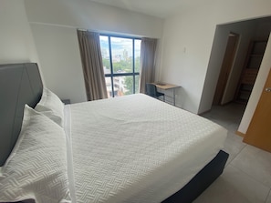 3 habitaciones, escritorio, tabla de planchar con plancha y wifi gratis