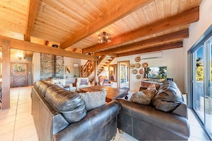 TV, fireplace, stereo - House in the Clouds with Hot tub, Pool Table, and panoramic view (Oakhurst)