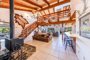 テレビ、暖炉、ステレオ