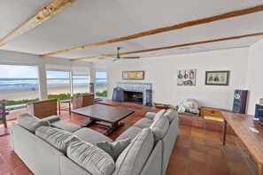 Smart-TV, peis, DVD-spiller og stereoanlegg