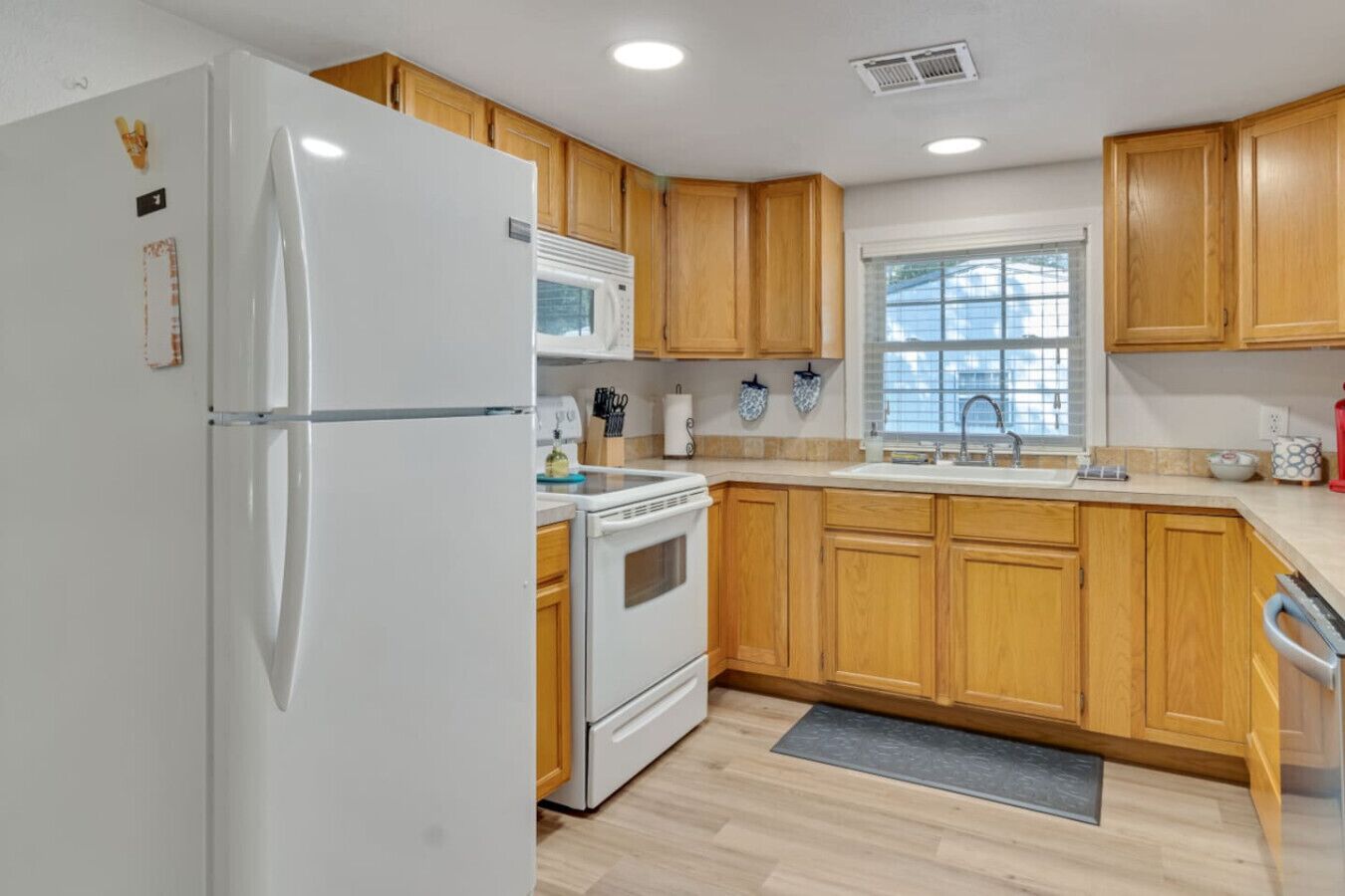 Geladeira, micro-ondas, fogão, cooktop