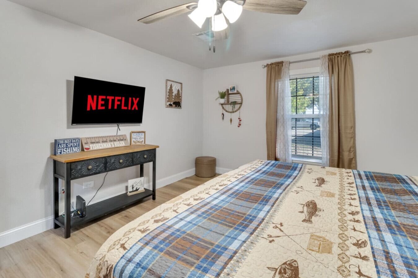 4 室のベッドルーム、デスク、アイロン / アイロン台、WiFi