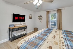 4 室のベッドルーム、デスク、アイロン / アイロン台、WiFi