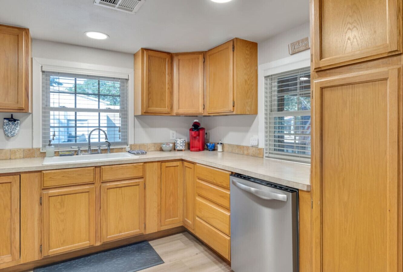 冷蔵庫、電子レンジ、オーブン、コンロ