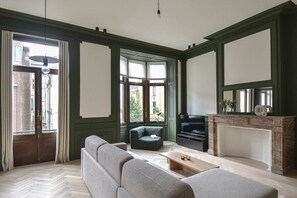 Een televisie en een kantoor